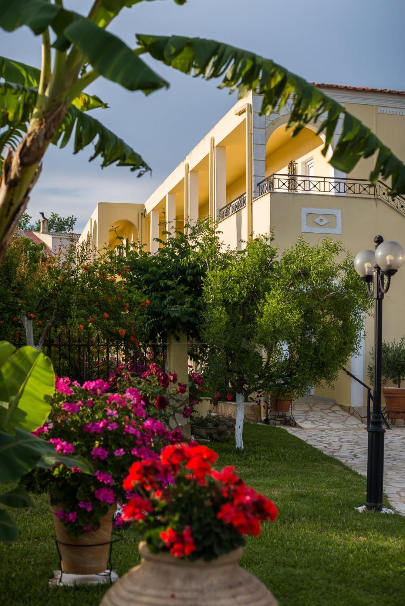 Konstantina Apartments Kávos Exterior photo